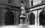 La statua di Cavalletto quando era ancora nel cortile pensile del Municipio